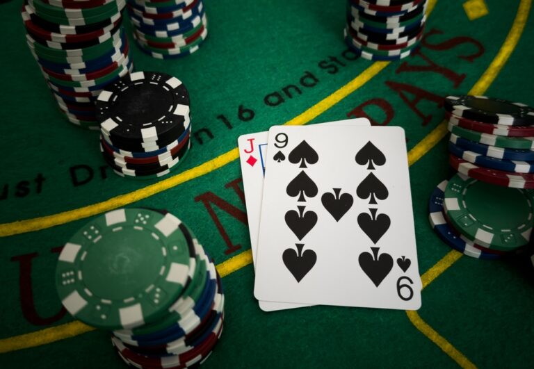 blackjack karty i zetony